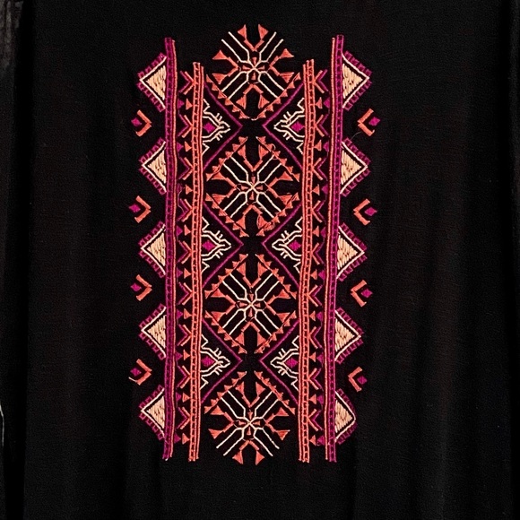 🦋Fun Sleeveless Embroidered Top🦋 - Picture 3 of 6